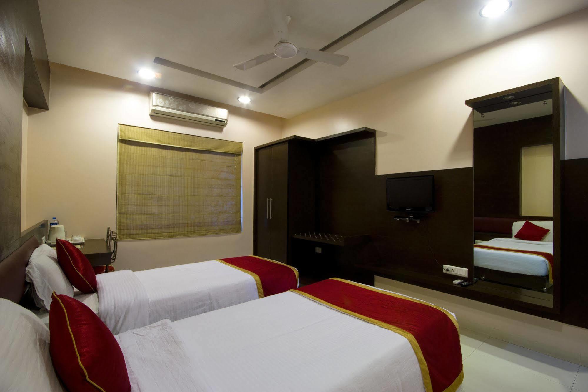 Hotel The Grand Continent Bangalore Esterno foto